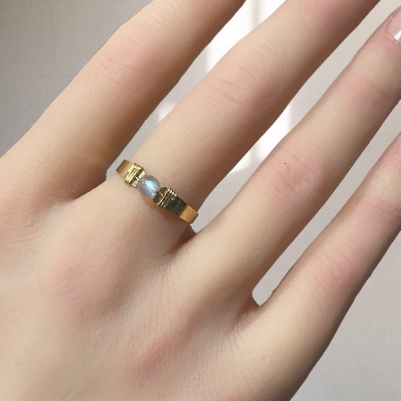 Flashy labradorite ring, hammered ring band, handmade ring, gemstone ring - Picture 4 of 8